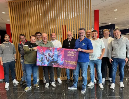 Geschäftsführer Thorsten Strebel (Mitte, im blauen Poloshirt) mit dem IT-Team zu sehen, das erfolgreich den Cyber-Angriff abgewehrt hat, Bild: MPDV MPDV-Geschäftsführer Thorsten Strebel (Mitte, im blauen Poloshirt) mit dem IT-Team zu sehen, das erfolgreich den Cyber-Angriff abgewehrt hat